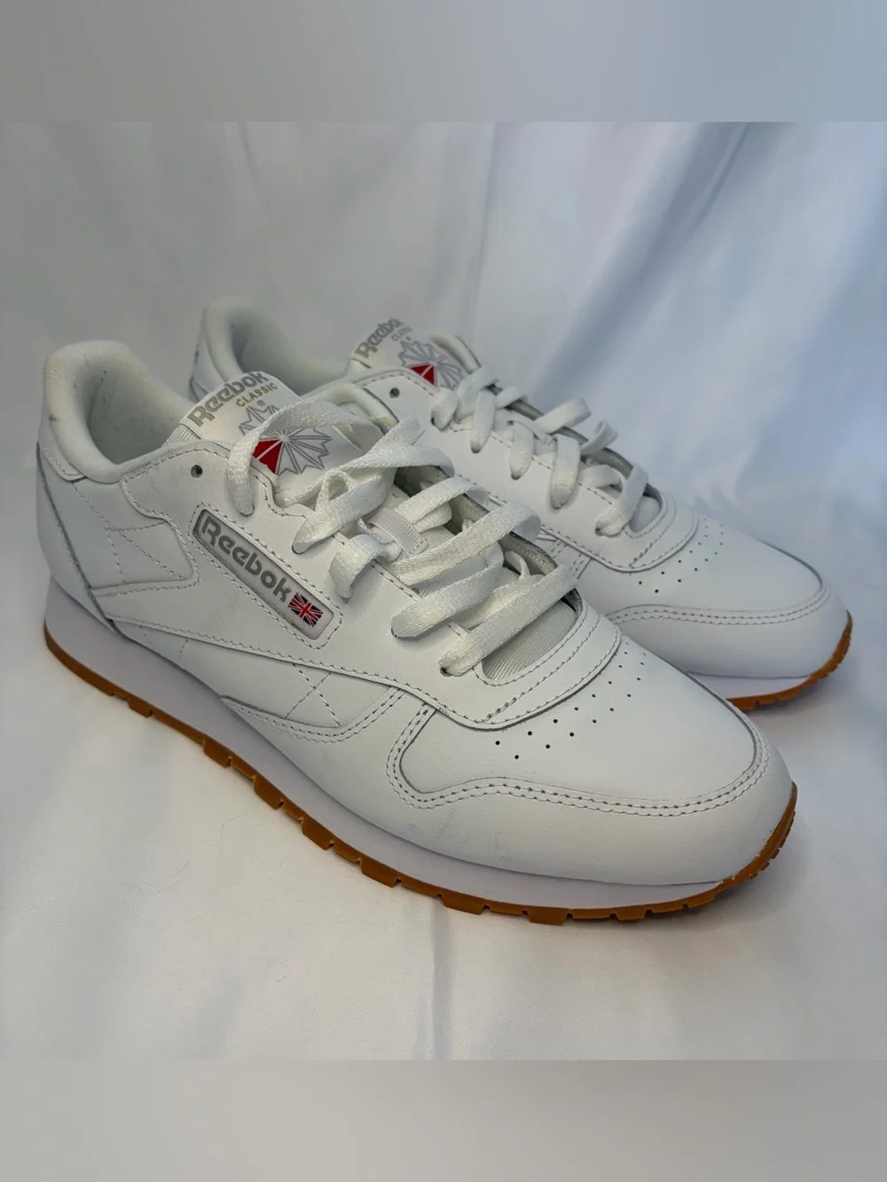Reebok Classic White Leather Gum Sole Sneakers/Shoes Low-Top (US Women’s 11)